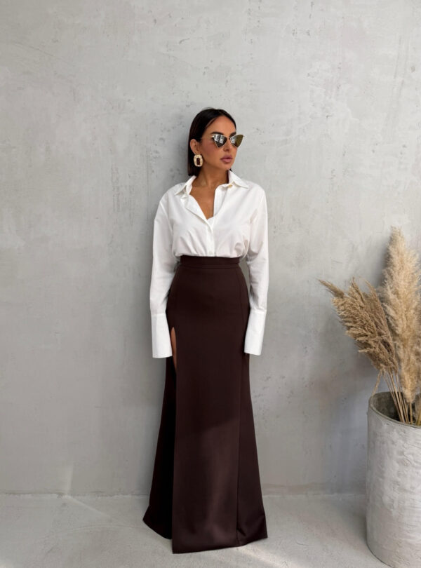 Duga braon suknja visokog struka sa dubokim šlicem sa strane
