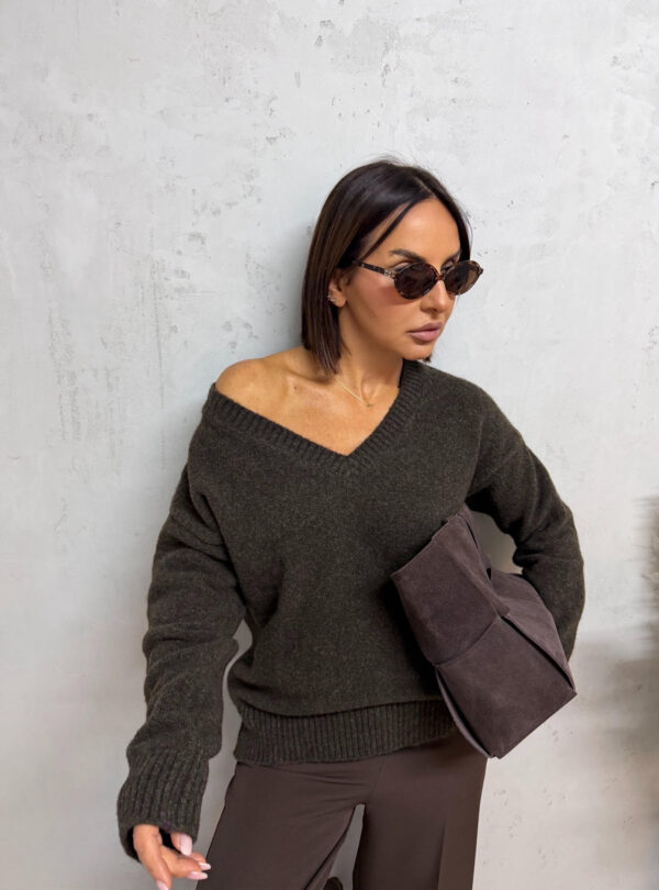 ZOE BROWN džemper V izreza