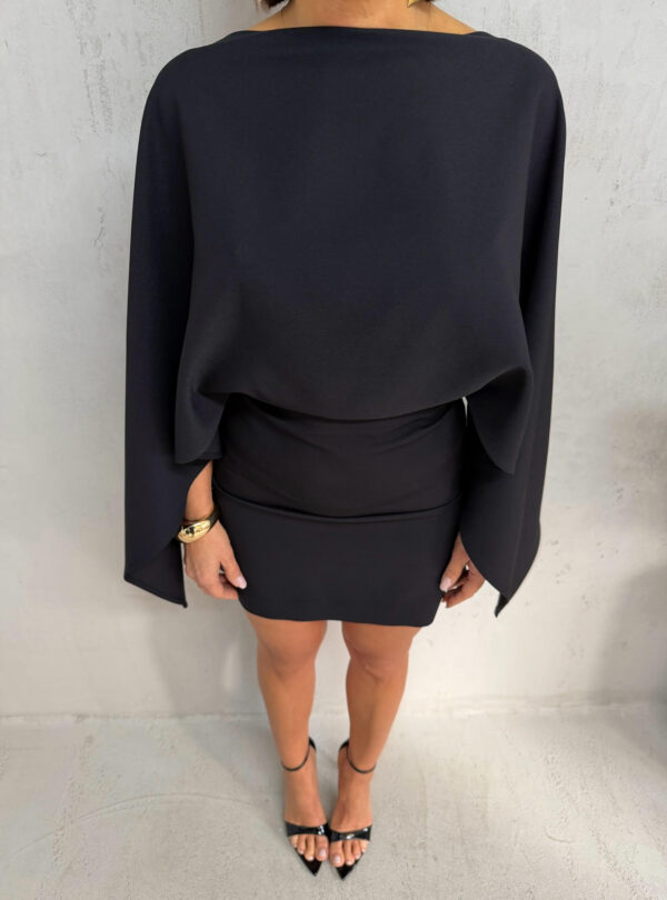 Mini crna elegantna haljina sa pončo ogrtačem i otvorenim leđima