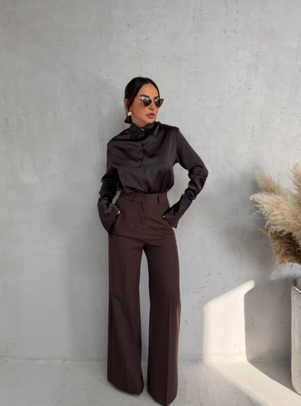 Tamno braon basic košulja visokih manžetni istaknutih zlatnih dugmadi