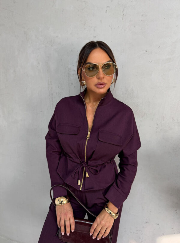 Tamno ljubičasti komplet jaknice i cigaret pantalona od tanjeg štofa