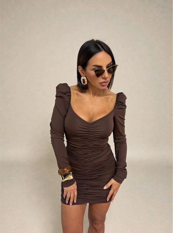 Mini braon elegantna nabrana haljina dugih rukava, naglašenih ramena i naglašenog dekoltea