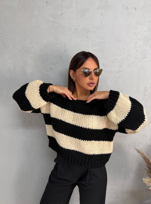 Puniji prugasti crno-bež džemper krupnog tkanja