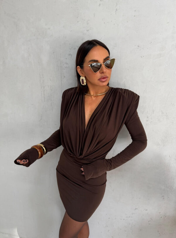Mini braon elegantna haljina dugih rukava, naglašenih ramena i nabranog dekoltea