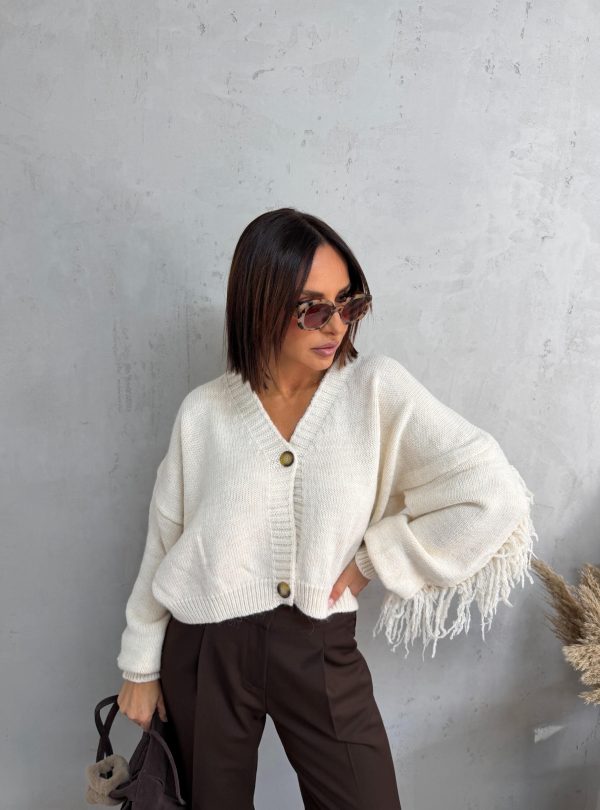 Beli džemper na kopčanje sa dekorativnim resama