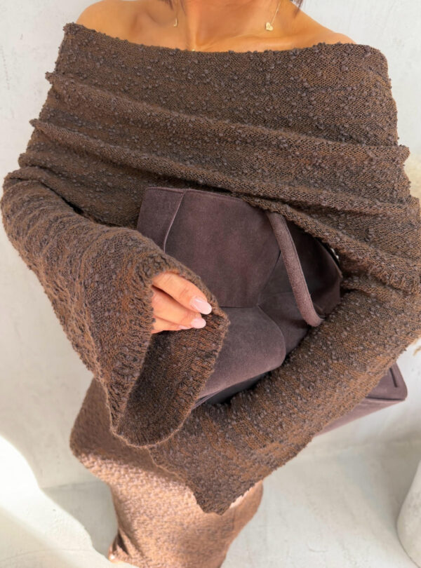 Maxi duga pletena braon haljina dugih zvonastih rukava i otkrivenih ramena