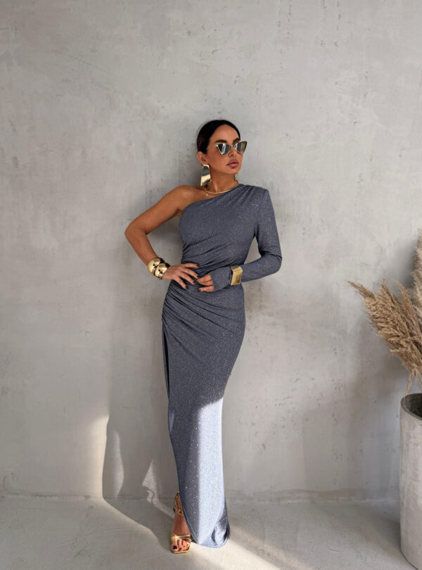 Duga srebrna svetlucava asimetrična haljina sa jednim dugim rukavom i dubokim šlicem sa suprotne strane