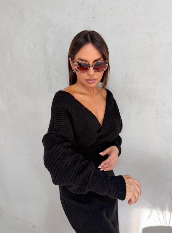 Komplet džempera i suknje od crne trikotaže