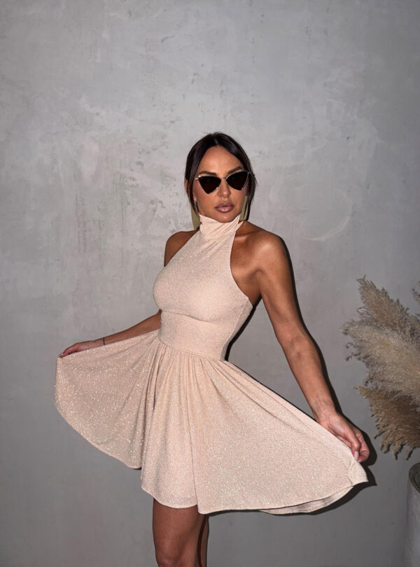 Mini svetlucava bež haljinica sa lepršavom suknjom i rolka kragnom