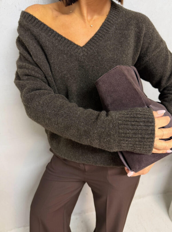 Zoe Brown džemper V izreza