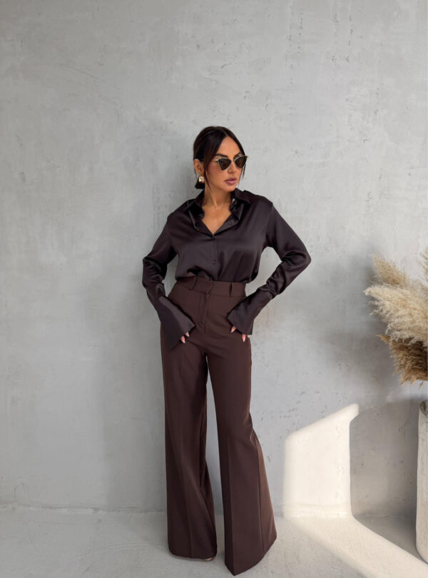 Tamno braon basic košulja visokih manžetni istaknutih zlatnih dugmadi