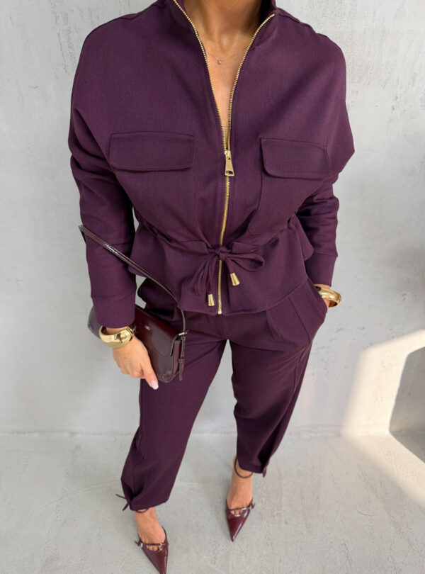 Tamno ljubičasti komplet jaknice i cigaret pantalona od tanjeg štofa