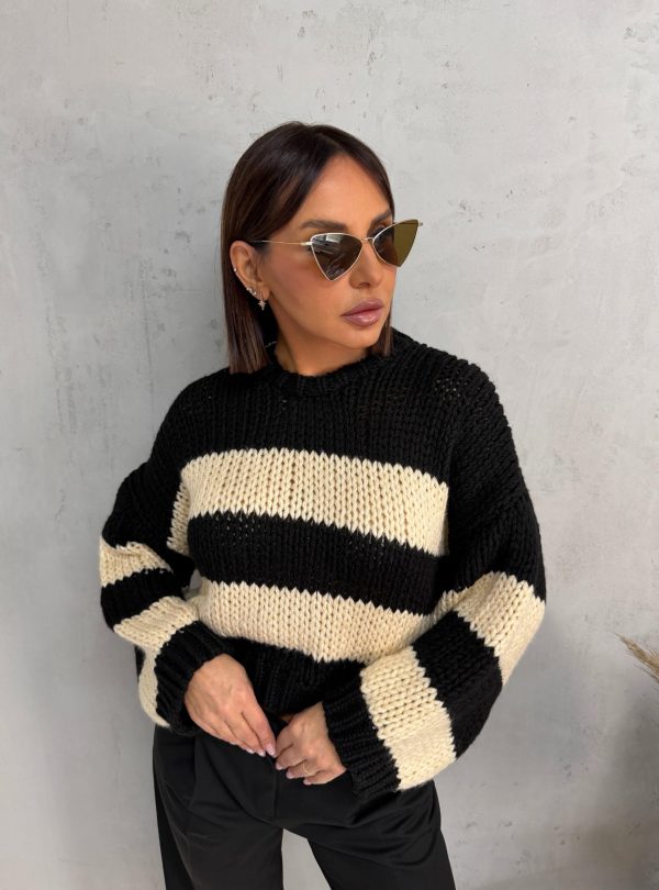Puniji prugasti crno-bež džemper krupnog tkanja