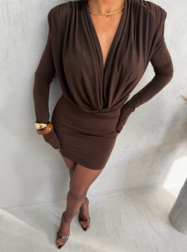 Mini braon elegantna haljina dugih rukava, naglašenih ramena i nabranog dekoltea