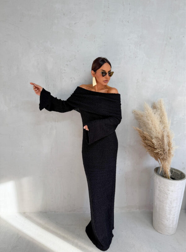 Maxi duga pletena crna haljina dugih zvonastih rukava i otkrivenih ramena