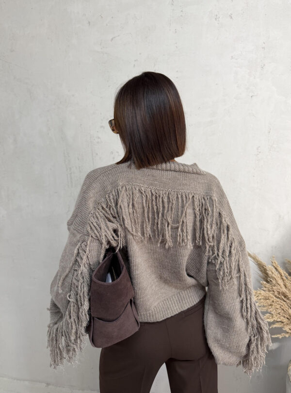 Sivi džemper na kopčanje sa dekorativnim resama