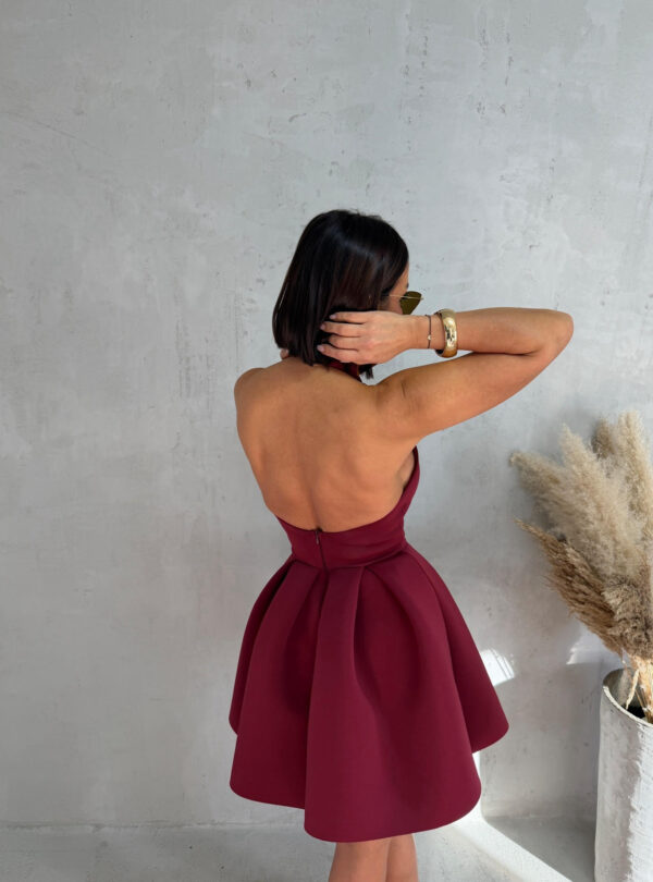 Mini bordo elegantna haljina A kroja od čvrste skube sa rolka kragnom i otvorenim leđima