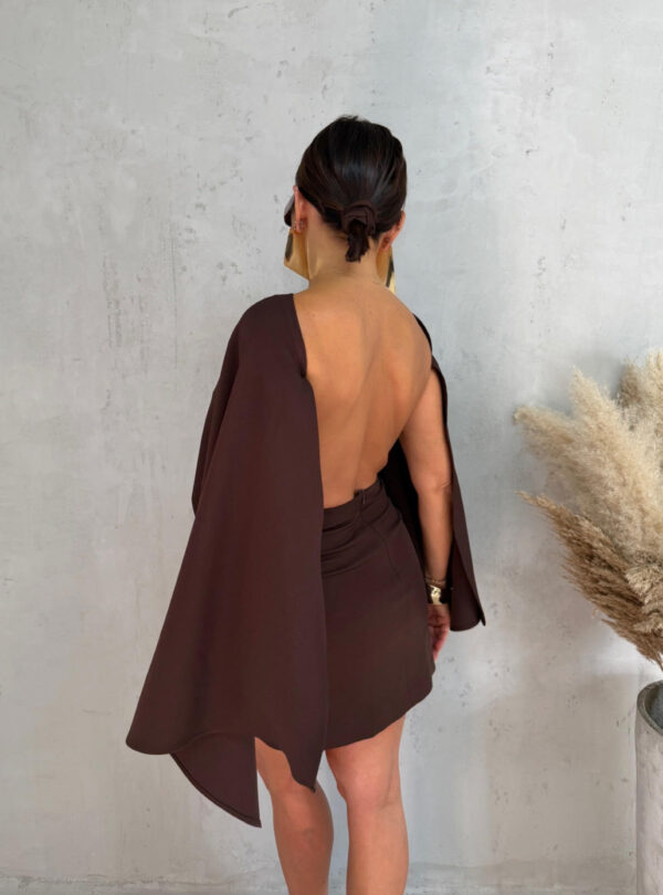 Mini braon elegantna haljina sa pončo ogrtačem i otvorenim leđima