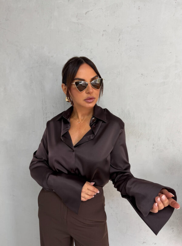 Tamno braon basic košulja visokih manžetni istaknutih zlatnih dugmadi