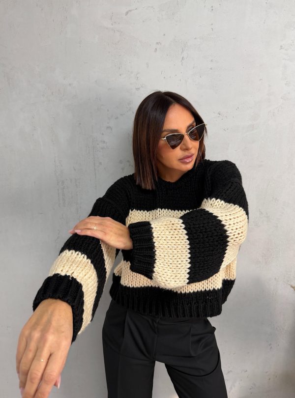 Puniji prugasti crno-bež džemper krupnog tkanja