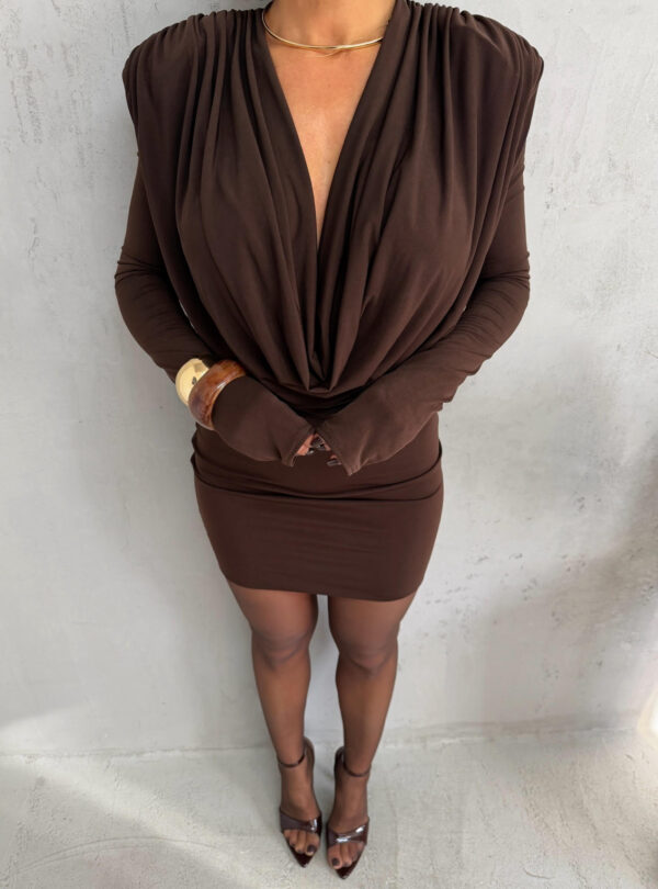Mini braon elegantna haljina dugih rukava, naglašenih ramena i nabranog dekoltea