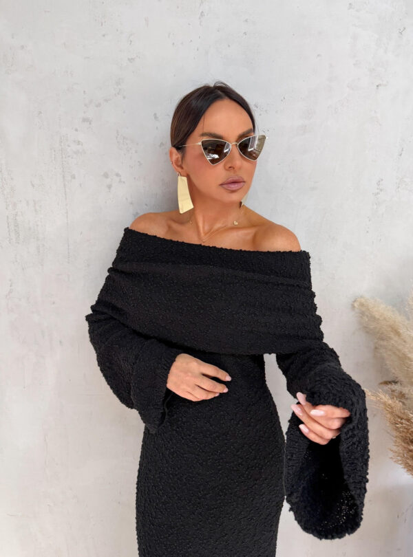 Maxi duga pletena crna haljina dugih zvonastih rukava i otkrivenih ramena