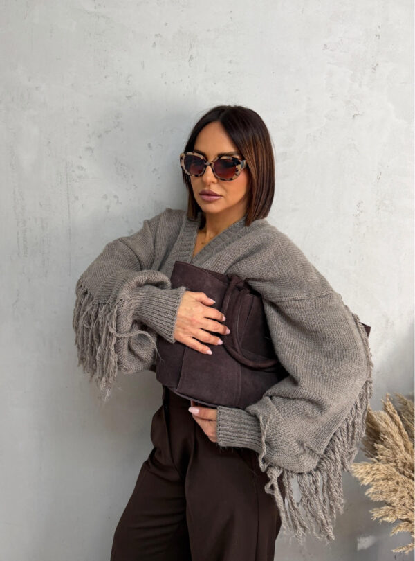 Sivi džemper na kopčanje sa dekorativnim resama