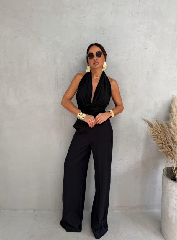 Crna nabrana bluza sa kopčanjem oko vrata i sa otvorenim leđima