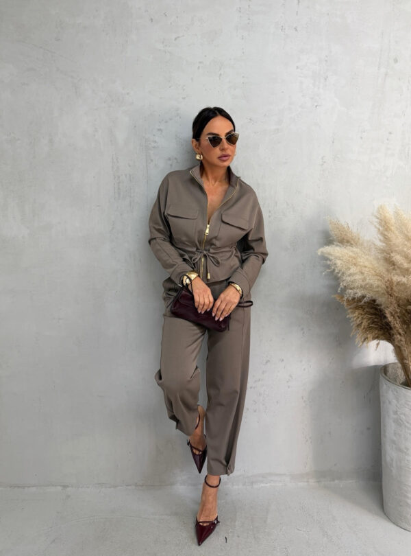 Zeleno sivi komplet jaknice i cigaret pantalona od tanjeg štofa