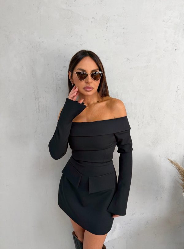 Mini crna elegantna haljina dugih rukava otkrivenih ramena sa lažnim džepovima