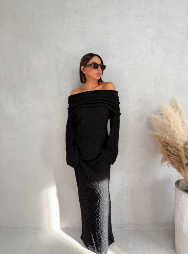 Maxi duga pletena crna haljina dugih zvonastih rukava i otkrivenih ramena