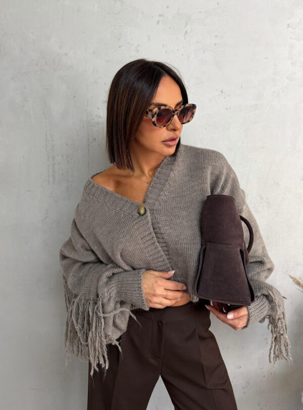 Sivi džemper na kopčanje sa dekorativnim resama