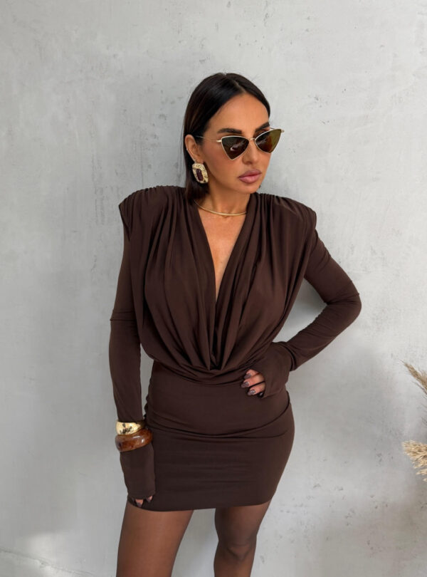 Mini braon elegantna haljina dugih rukava, naglašenih ramena i nabranog dekoltea