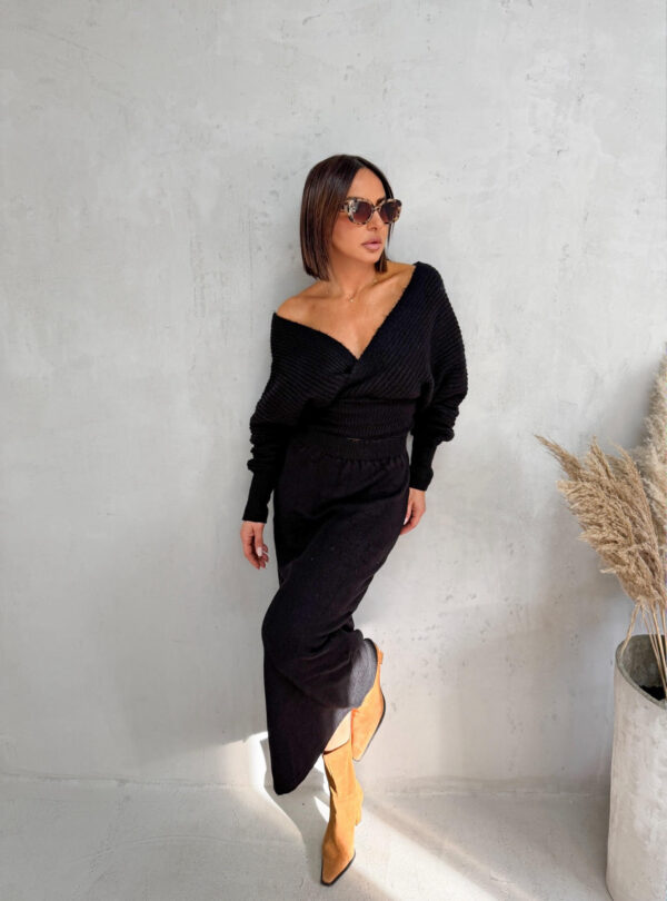 Komplet džempera i suknje od crne trikotaže