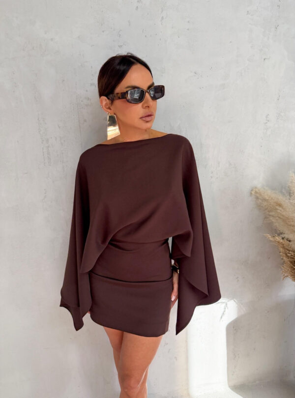Mini braon elegantna haljina sa pončo ogrtačem i otvorenim leđima
