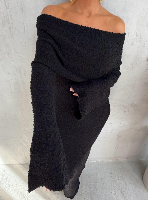 Maxi duga pletena crna haljina dugih zvonastih rukava i otkrivenih ramena