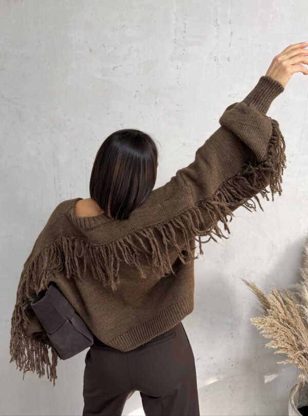 Braon džemper na kopčanje sa dekorativnim resama