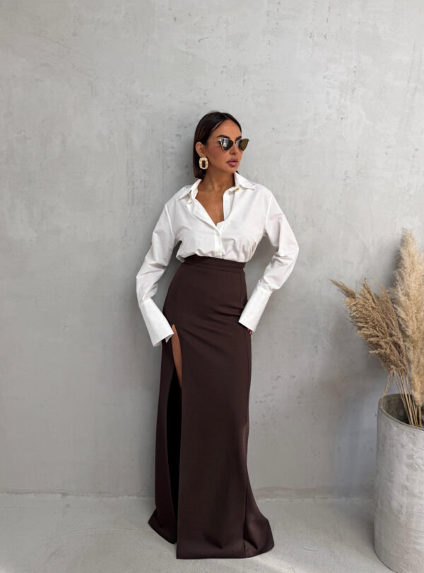 Duga braon suknja visokog struka sa dubokim šlicem sa strane