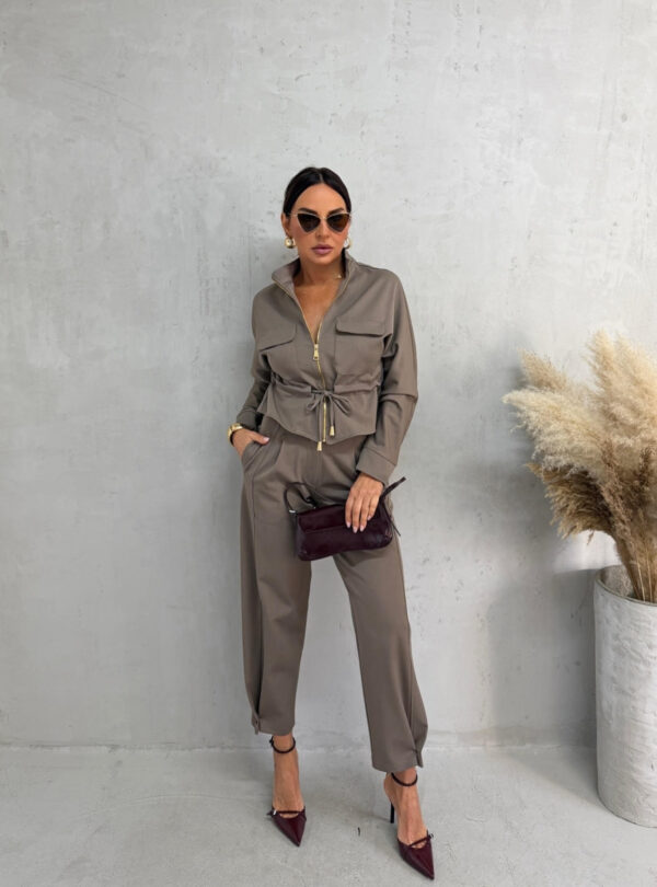 Zeleno sivi komplet jaknice i cigaret pantalona od tanjeg štofa