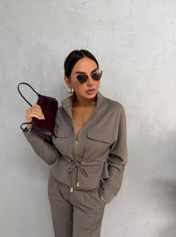 Zeleno sivi komplet jaknice i cigaret pantalona od tanjeg štofa