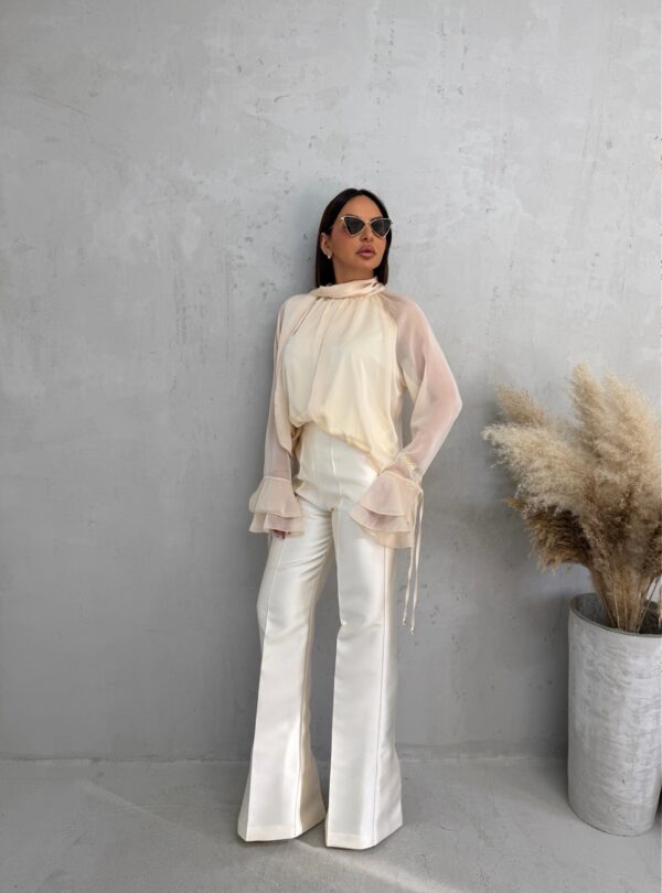 Bele trendi zvonaste pantalone visokog struka sa dekorativnim šavom