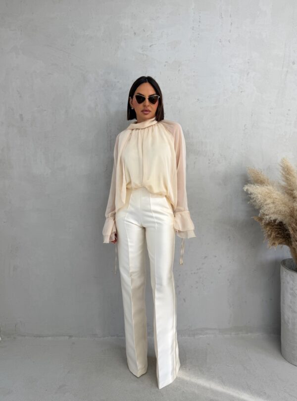 Bele trendi zvonaste pantalone visokog struka sa dekorativnim šavom