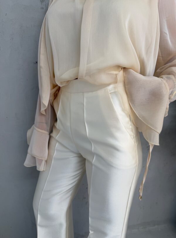 Bele trendi zvonaste pantalone visokog struka sa dekorativnim šavom