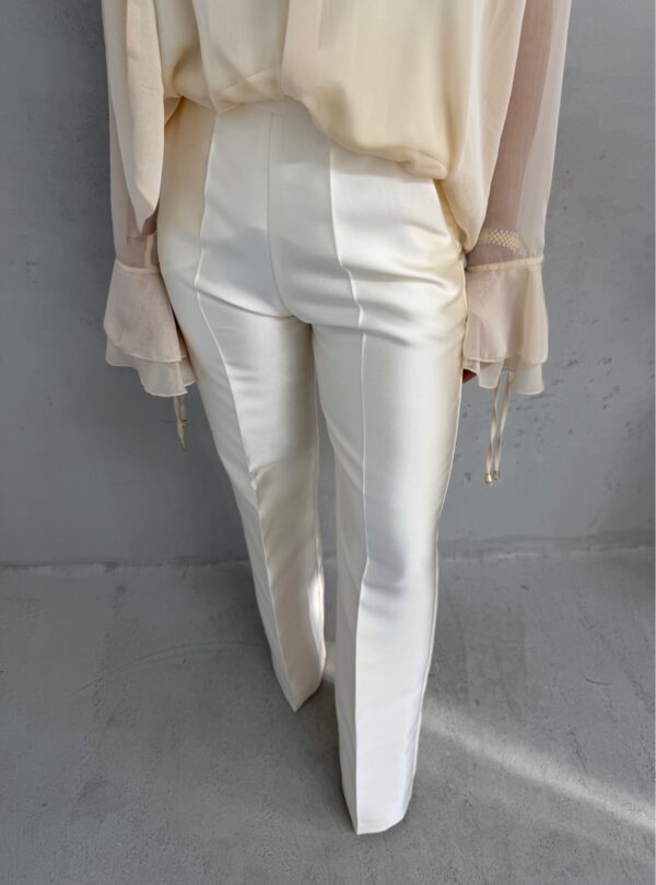 Bele trendi zvonaste pantalone visokog struka sa dekorativnim šavom