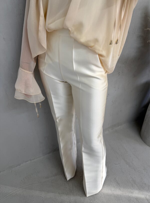 Bele trendi zvonaste pantalone visokog struka sa dekorativnim šavom