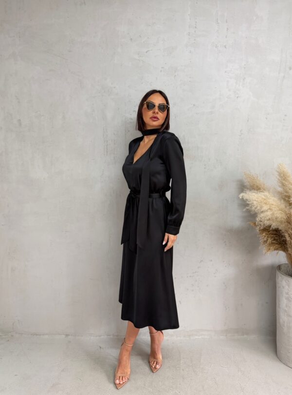 Midi crna satenska haljina dugih rukava sa V izrezom i pojasom i dekorativnim vezivanjem