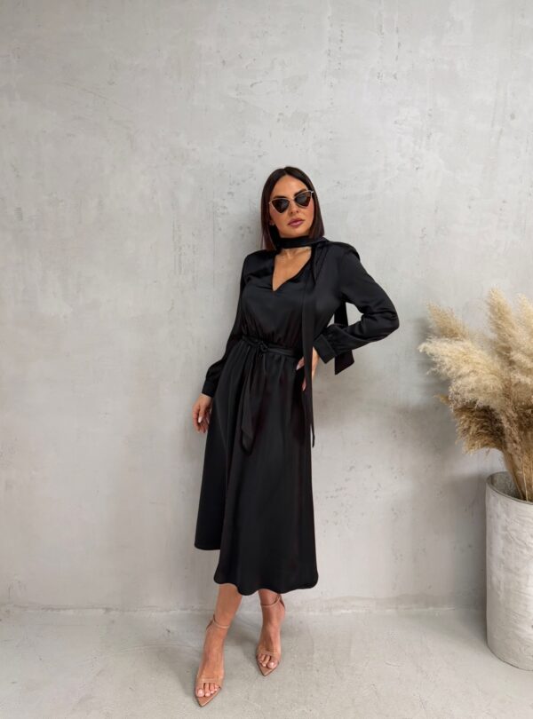 Midi crna satenska haljina dugih rukava sa V izrezom i pojasom i dekorativnim vezivanjem