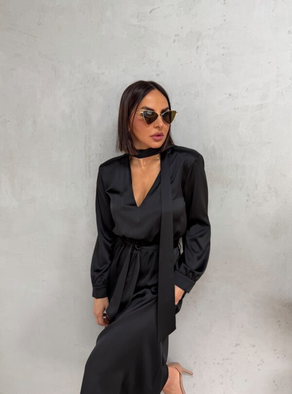 Midi crna satenska haljina dugih rukava sa V izrezom i pojasom i dekorativnim vezivanjem