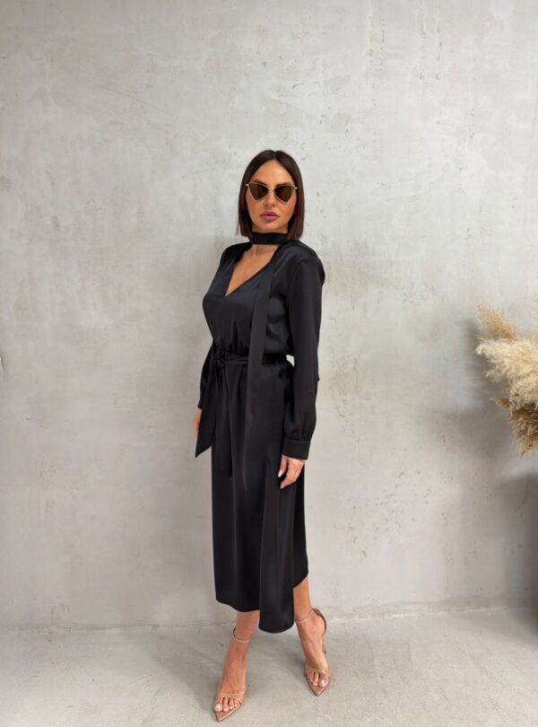 Midi crna satenska haljina dugih rukava sa V izrezom i pojasom i dekorativnim vezivanjem