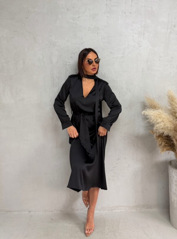 Midi crna satenska haljina dugih rukava sa V izrezom i pojasom i dekorativnim vezivanjem